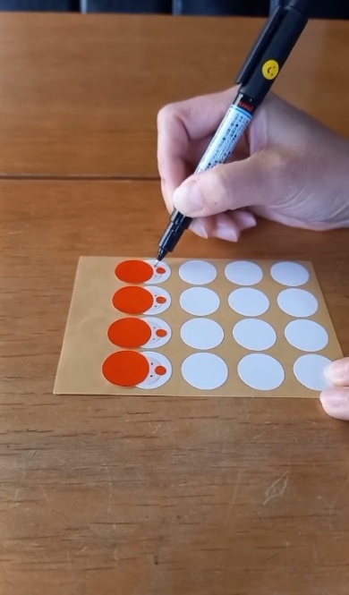 目には油性ペンを使う