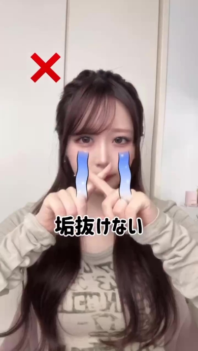 ヘアアレンジをする女性