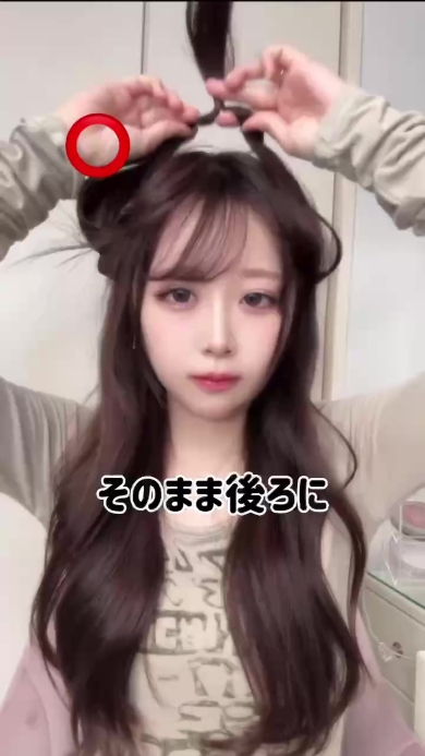 ヘアアレンジをする女性