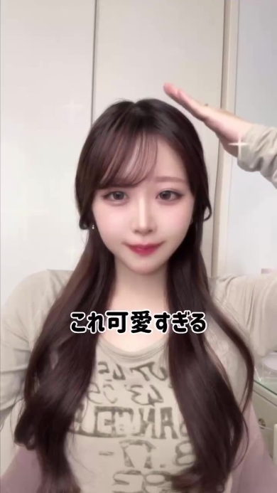 ヘアアレンジをする女性