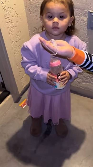 トカゲに驚く女の子