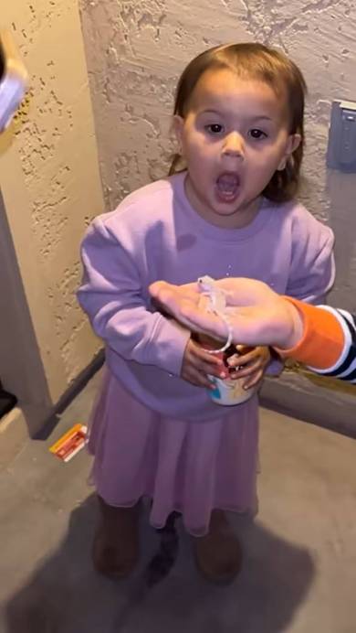 トカゲに驚く女の子