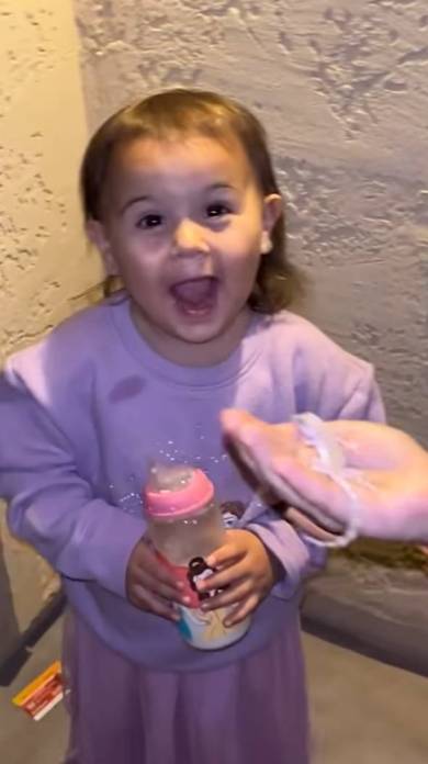 トカゲに驚く女の子