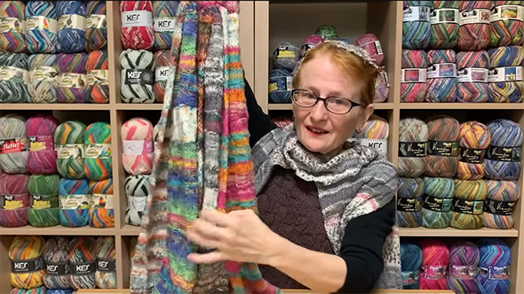 カラフルなショールを持つ女性