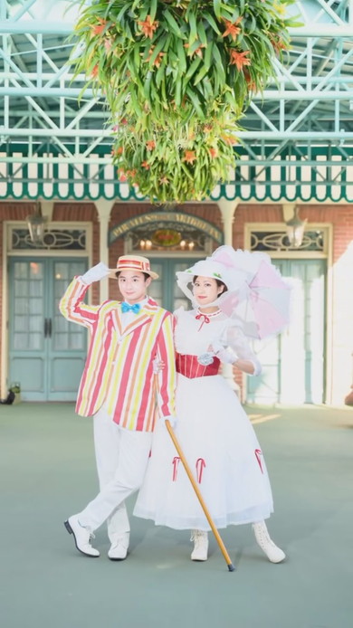 メリー・ポピンズの仮装をする男女