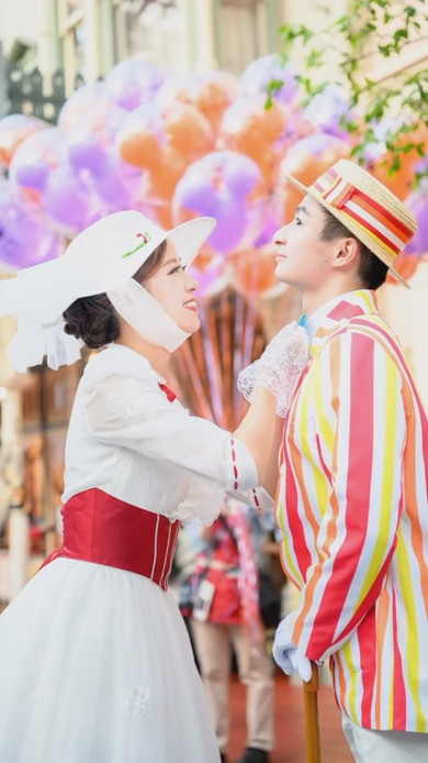 メリー・ポピンズの仮装をする男女