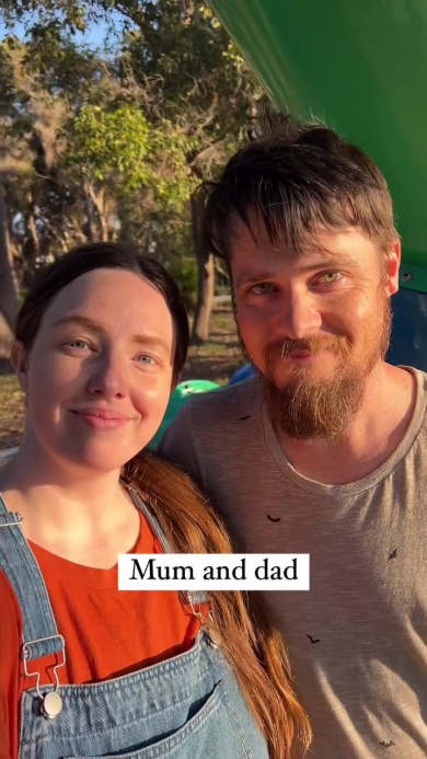 青色のChloeさんと黄緑色のRohanさん