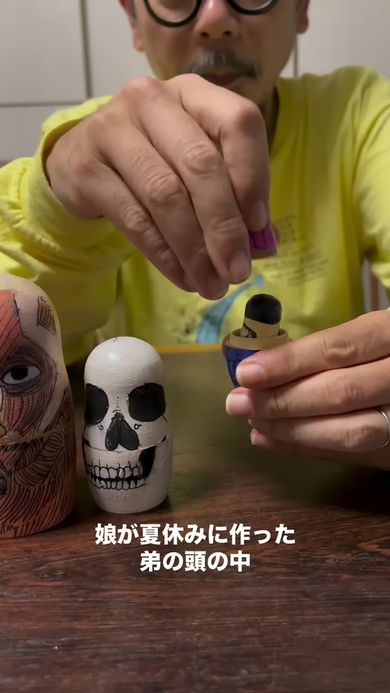 色分けされた脳の中から物を取り出す様子