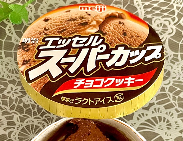 明治が販売しているアイス「スーパーカップ」を組み合わせて作ったアイスアート