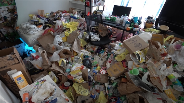 妻を亡くした男性のゴミ屋敷