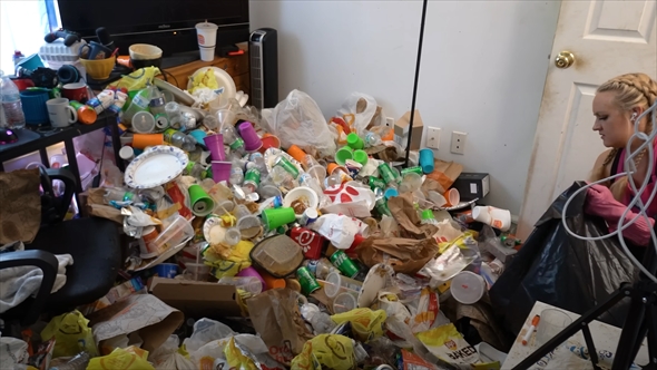 妻を亡くした男性のゴミ屋敷