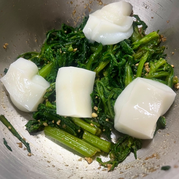 春菊のごま和えにお餅を加えた画像