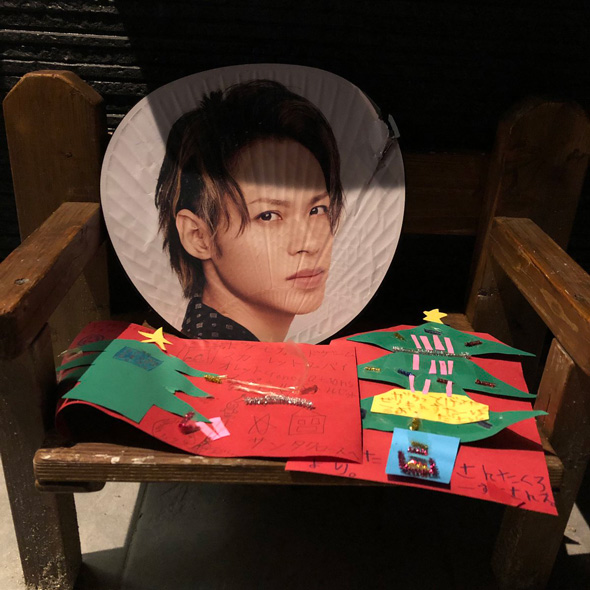 手紙の警備をする上田くんのうちわ