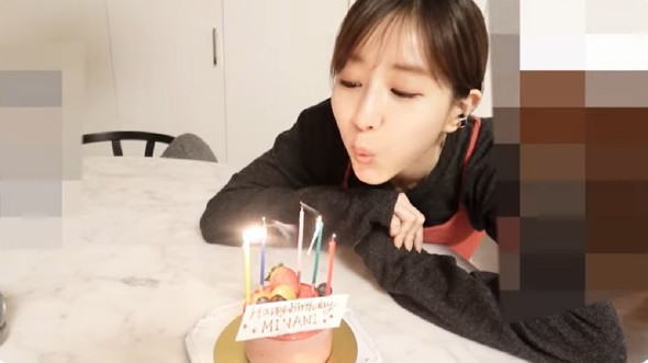 ろうそくを消す田中さん