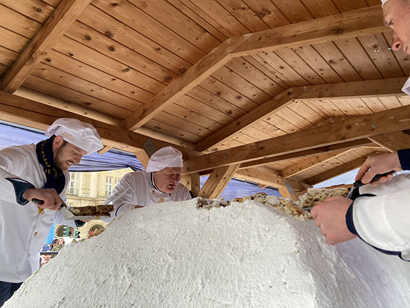 巨大シュトーレンを切り分けるシェフたち