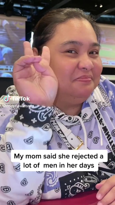 おちゃめなしぐさを見せるお母さん