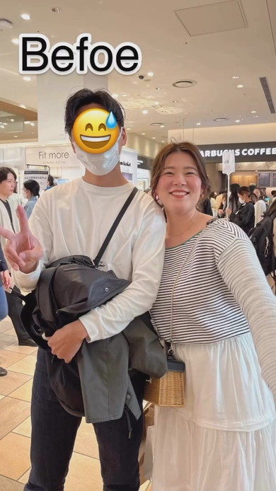 腕を組んで笑顔の男女