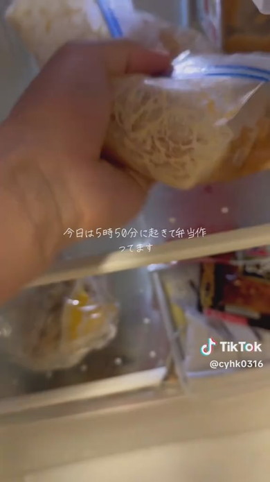 お弁当を作る男性