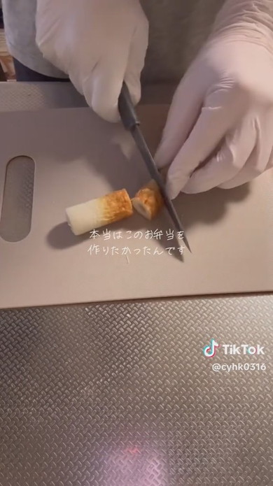 お弁当を作る男性