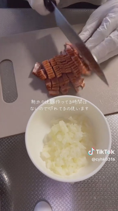 お弁当を作る男性