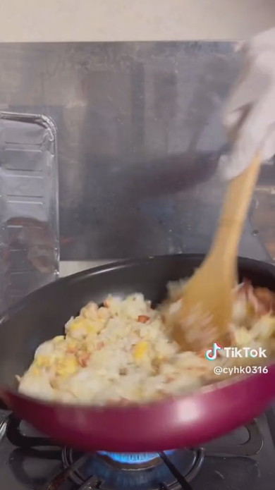 お弁当を作る男性