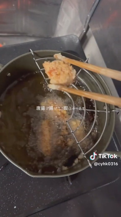 お弁当を作る男性