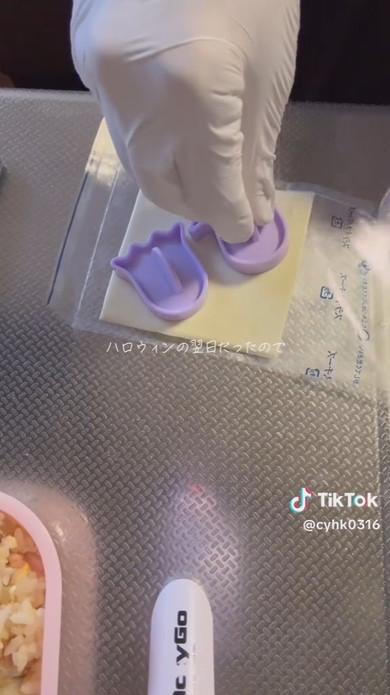 お弁当を作る男性