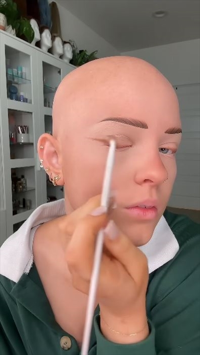 全身脱毛症のメイクアップアーティストのメイク動画