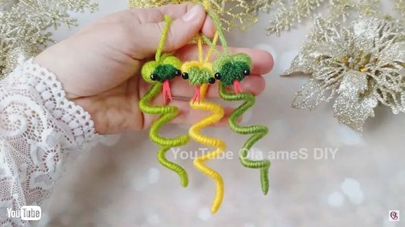 フォークと毛糸で作る2025年の干支・ヘビのDIYクラフト