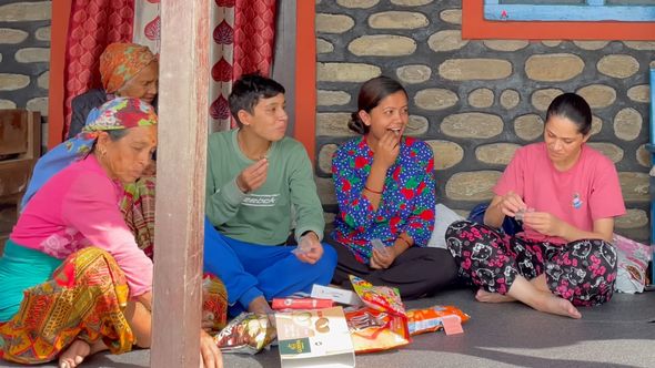 日本人である夫の家族からもらったお菓子を食べるネパールの家族