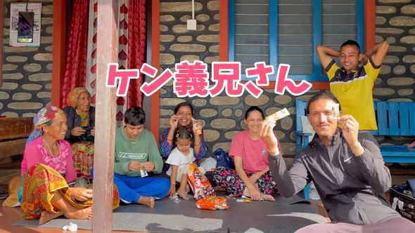 カメラに向かってお礼の言葉を伝えるネパールの家族