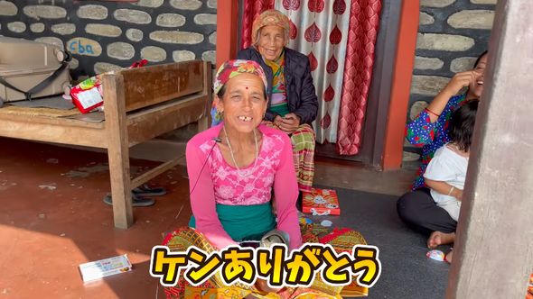 義理の息子である日本人夫にお礼を伝えるネパール人の母