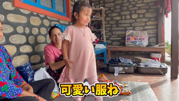 お土産でもらった服を着るネパール人のめい