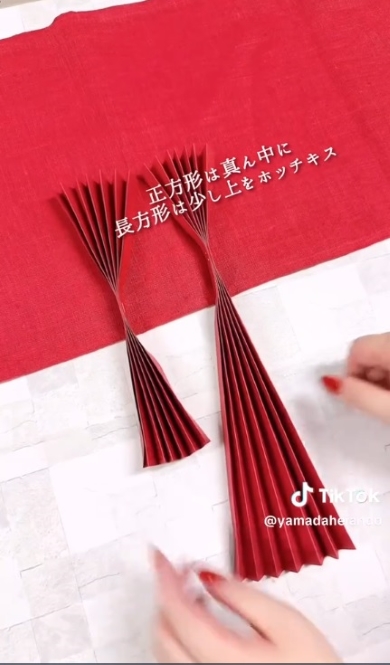画用紙をホチキス留めする
