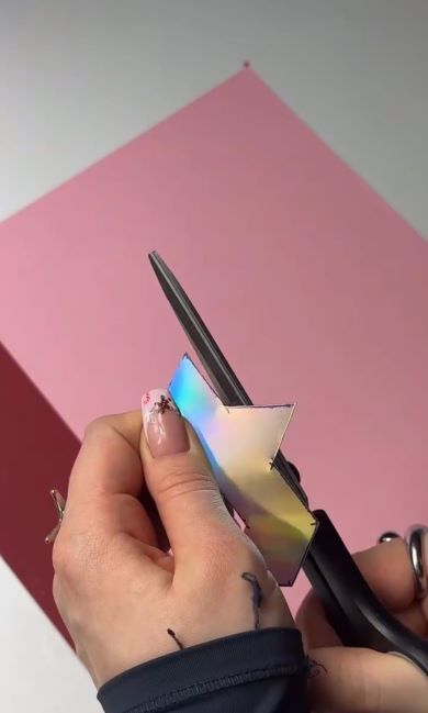 CDをカットしている様子