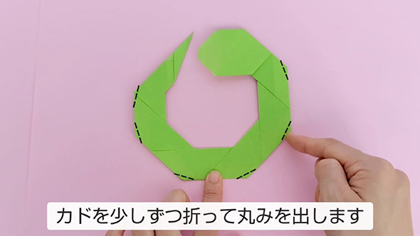 簡単かわいいへびリースの作り方