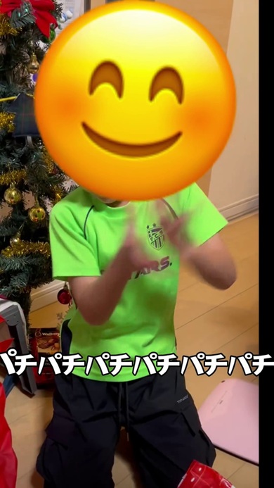 同じくお菓子のプレゼントをもらって喜ぶ弟