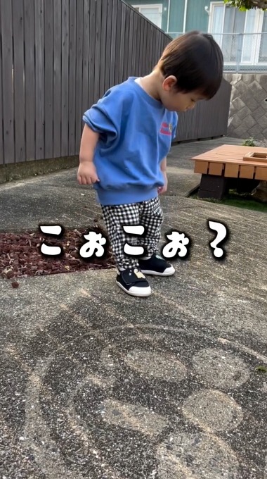 アンパンマンの絵を探す男の子