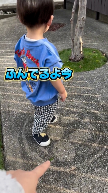 アンパンマンの絵を探す男の子