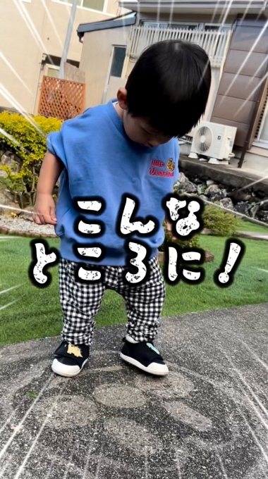 アンパンマンの絵を見つけた男の子