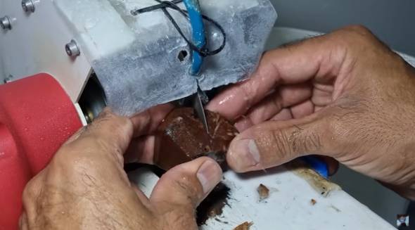 スモーキークォーツを磨く