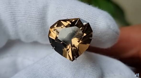 スモーキークォーツを磨く