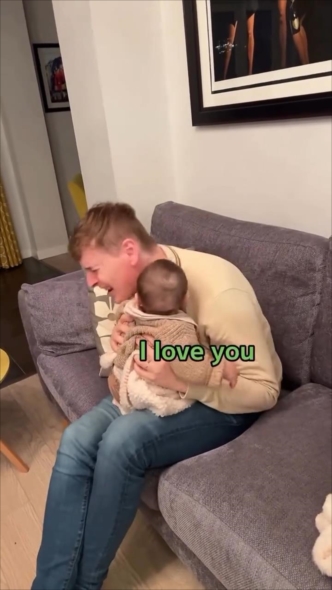 娘を抱きしめるパパ