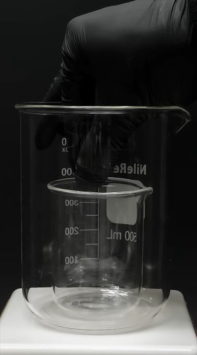 実験：液体を注ぐとガラス容器が消える不思議現象