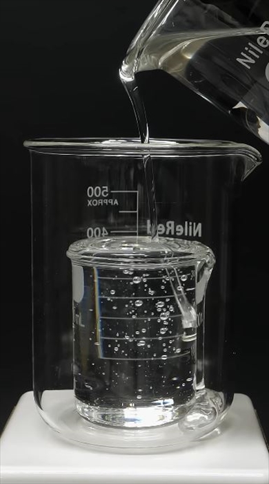 実験：液体を注ぐとガラス容器が消える不思議現象