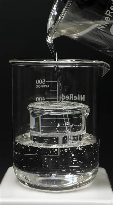 実験：液体を注ぐとガラス容器が消える不思議現象