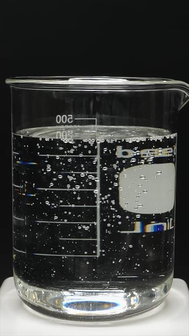 実験：液体を注ぐとガラス容器が消える不思議現象