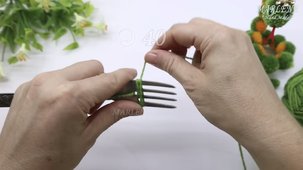 毛糸をフォークに巻いていく