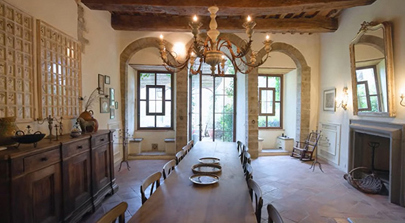 シャンデリアが付いた食卓