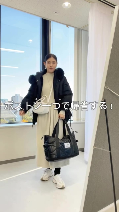 帰省コーデを着た女性